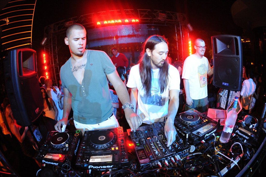 http://legacy.thissongissick.com/blog/wp-content/uploads/2011/11/steve-aoki+afrojack.jpg